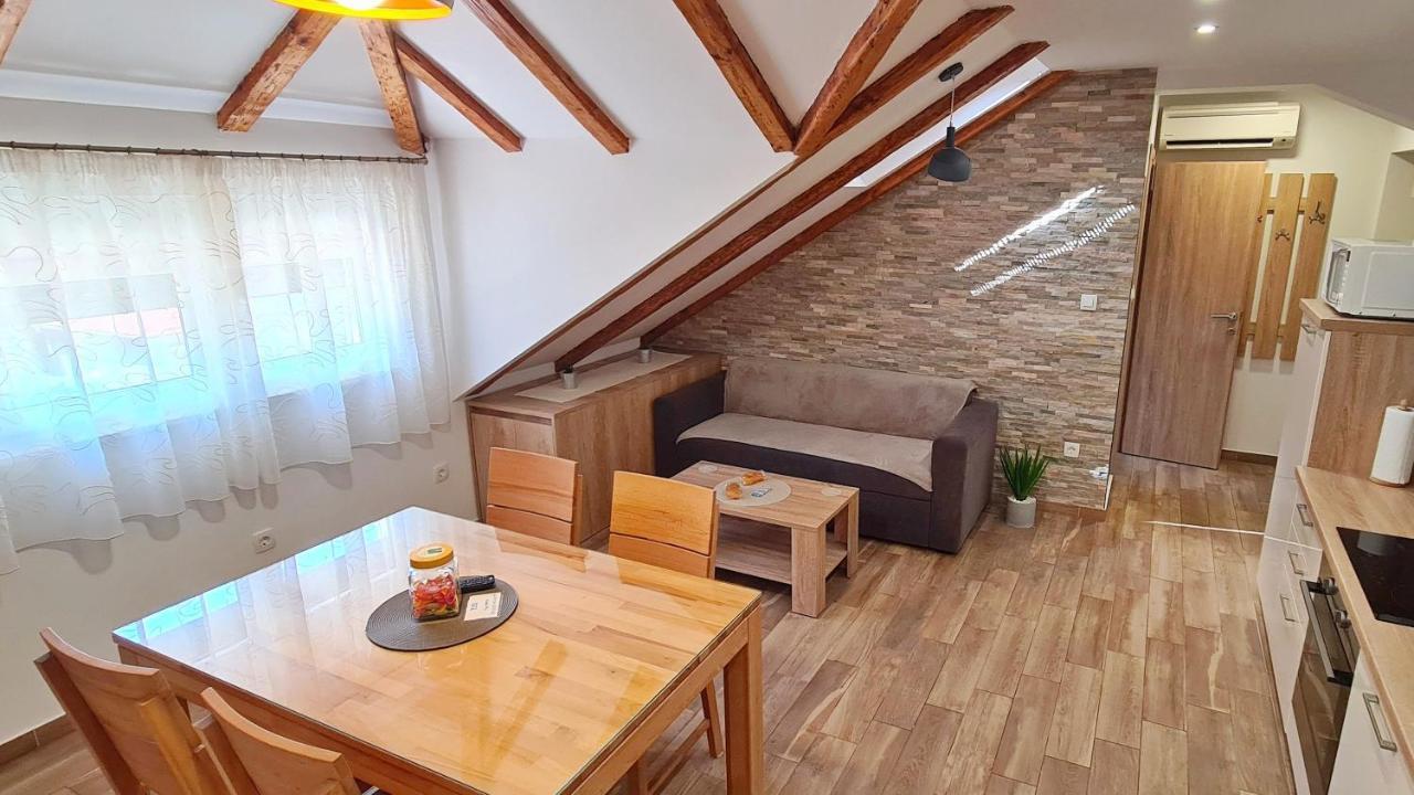 Attic Split Apartment Near City Centre Exterior photo
