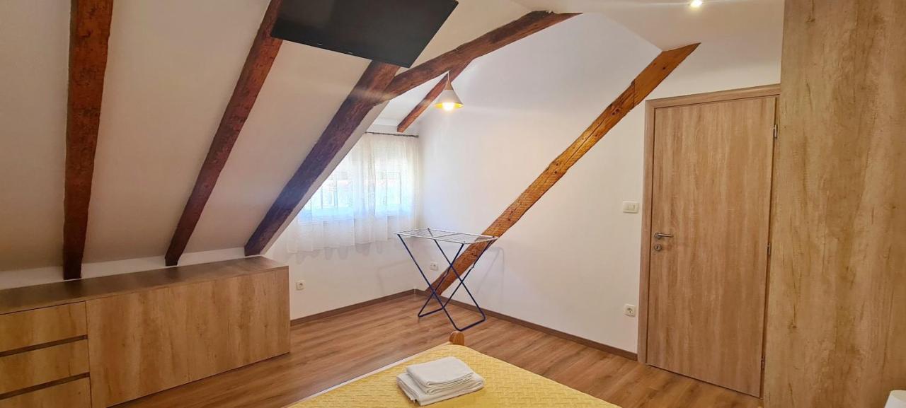 Attic Split Apartment Near City Centre Exterior photo