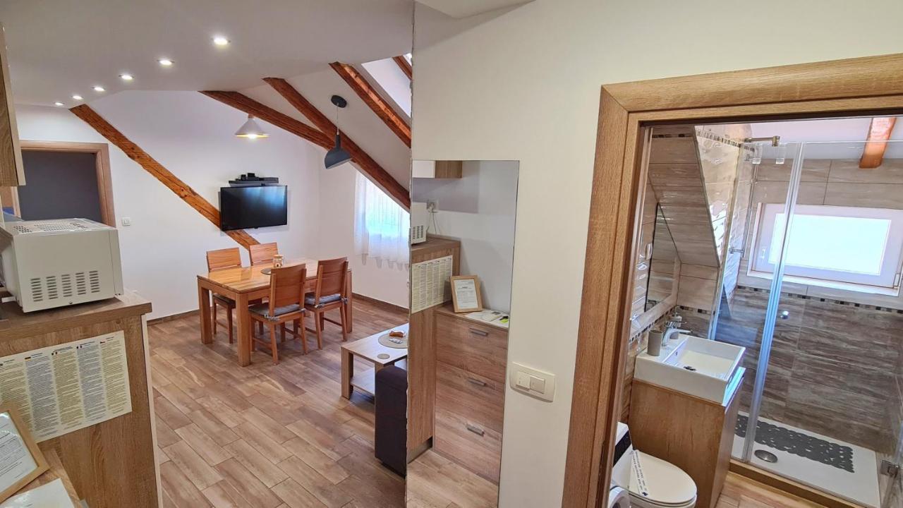 Attic Split Apartment Near City Centre Exterior photo